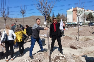 8 MART 2025 Dünya Kadınlar Gününde Mimoza Kadınlar Derneği ve Ankara Büyükşehir Belediye başkanlığınca düzenlenen Katledilen 8424 kadın ve çocuk anısına dikilen Ağaç dikim projesine OYAD olarak katılım sağladık . OYAD Genel Başkanı Ömer ÖZTÜRK ,Genel Başkan Yardımcısı Yasin ÖZ ve OYAD Ankara İl Baş